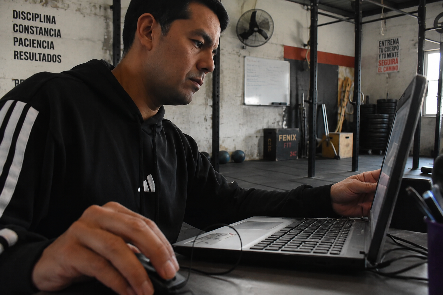 Profesional usando EVALPRO en su gimnasio